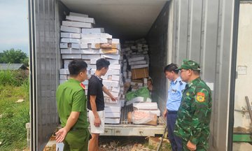 Quảng Ninh: Phát hiện, thu giữ hơn 25 tấn thực phẩm không rõ nguồn gốc