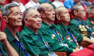 Thủ tướng yêu cầu tăng cường chăm lo người có công dịp 30/4