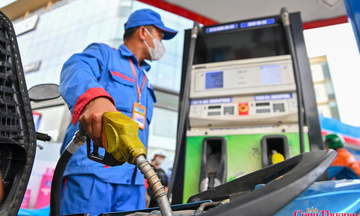 Giá xăng dầu tiếp tục giảm, xăng RON95 ở mức 22.880 đồng/lít