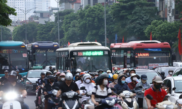 Người dân lũ lượt về quê nghỉ lễ, giao thông ùn ứ tại cửa ngõ Hà Nội