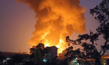 Hà Nội: Xưởng sơn tại Đông Anh bốc cháy dữ dội kèm tiếng nổ lớn