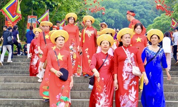 Hàng nghìn người dân đổ về Đền Hùng trước ngày Giỗ Tổ