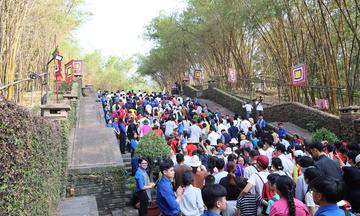 TP. Hồ Chí Minh: Đông đảo người dân đến dâng hương tại Khu tưởng niệm các Vua Hùng