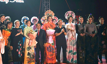 Áo dài truyền thống kể chuyện Đà Nẵng bên sông Hàn