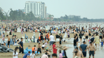 Hàng nghìn người đổ về Sầm Sơn dịp nghỉ lễ Giỗ Tổ Hùng Vương