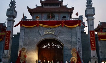 Hàng vạn người về dự lễ Giỗ Tổ Hùng Vương