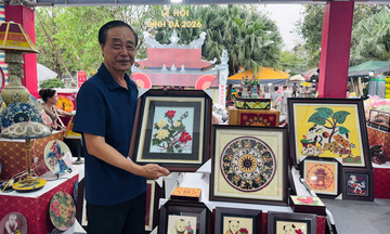 Người 'dệt' giấy vụn thành tranh treo Berlin, Tokyo