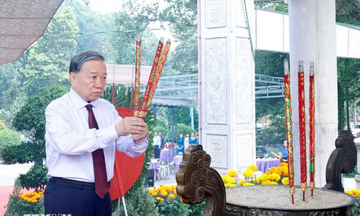Tổng Bí thư, Chủ tịch nước dâng hương tưởng niệm các Anh hùng liệt sỹ ở Tây Ninh