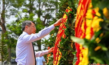 Thủ tướng Lê Minh Hưng dâng hương tưởng niệm các Anh hùng Liệt sĩ tại TP. Hải Phòng