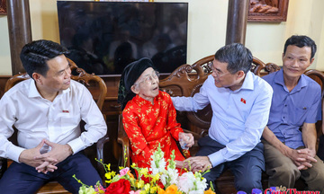 Chùm ảnh: Thủ tướng tặng quà người có công, hộ nghèo, công nhân lao động tại Hải Phòng
