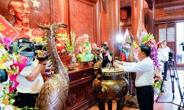 Thường trực Ban Bí thư Trần Cẩm Tú dâng hương tưởng niệm Chủ tịch Hồ Chí Minh