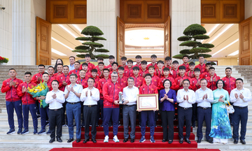 Thủ tướng gặp mặt và chúc mừng U17 Việt Nam vô địch Đông Nam Á