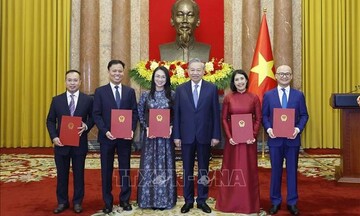 Tổng Bí thư, Chủ tịch nước Tô Lâm trao quyết định bổ nhiệm 5 Đại sứ Việt Nam tại nước ngoài