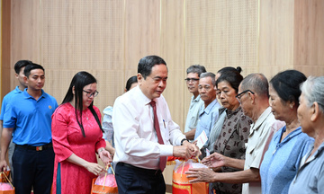 Chủ tịch Quốc hội thăm, tặng quà gia đình chính sách, người lao động tại An Giang