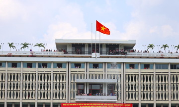 'Biển người' đổ về Dinh Độc Lập dịp 30/4, sống lại khoảnh khắc lịch sử