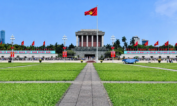 Quảng trường Ba Đình rực rỡ sắc đỏ, đón du khách ngày 30/4 