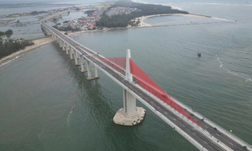 Thành phố Huế: Thông xe kỹ thuật cầu vượt biển Thuận An