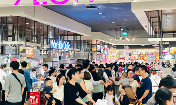 ‘Biển người’ đổ về trung tâm thương mại dịp lễ 30/4 - 1/5