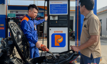 Người dân hào hứng đón nhận xăng E10 trong những ngày đầu triển khai bán