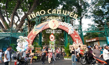 TP. Hồ Chí Minh: Người dân xếp hàng tham quan Thảo Cầm Viên dịp lễ 1/5