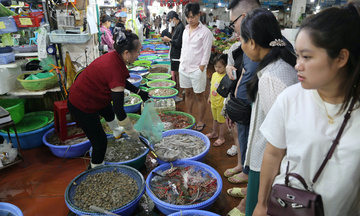 Chợ hải sản Quảng Ninh tấp nập khách mua sắm trong kỳ nghỉ lễ