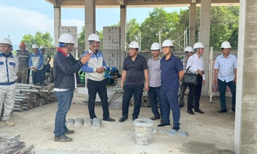 Công nhân ngành điện miền Nam ‘bám’ công trường xuyên lễ