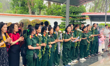 Dòng người về Ngã ba Đồng Lộc dâng hương dịp lễ