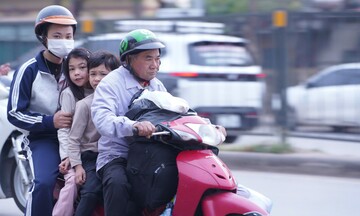 Người dân lỉnh kỉnh đồ đạc trở lại Hà Nội sau kỳ nghỉ lễ 