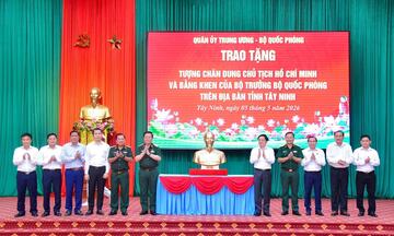 Đại tướng Nguyễn Trọng Nghĩa trao tặng tượng chân dung Chủ tịch Hồ Chí Minh tại Tây Ninh