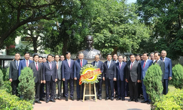 Tổng Bí thư, Chủ tịch nước Tô Lâm đặt vòng hoa tưởng niệm Chủ tịch Hồ Chí Minh tại Ấn Độ