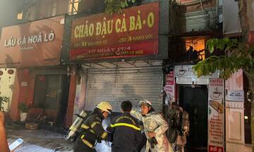 Hà Nội: Cháy quán cháo phố Hàng Vôi, giải cứu 4 người mắc kẹt