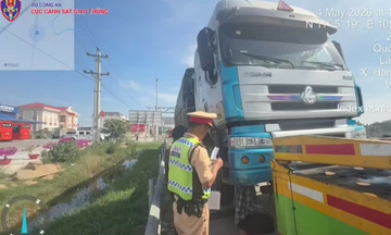 Chở hàng quá tải, tài xế và chủ xe đầu kéo bị xử phạt 103 triệu đồng