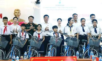 Phó Chủ tịch Quốc hội Nguyễn Hồng Diên trao tặng 50 xe đạp cho học sinh Tuy Phước, Gia Lai