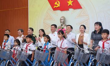 Phó Chủ tịch Quốc hội Nguyễn Hồng Diên trao tặng xe đạp cho học sinh phường Hoài Nhơn Bắc