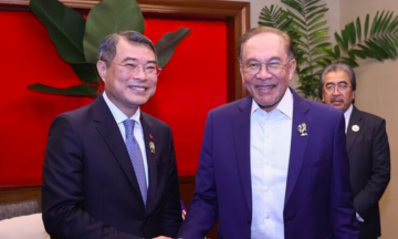 Thủ tướng Lê Minh Hưng gặp Thủ tướng Malaysia Anwar Ibrahim