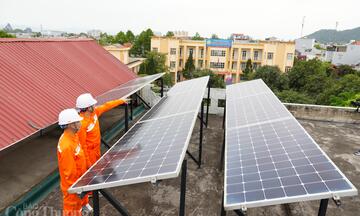 Điện mặt trời mái nhà mở rộng không gian tiết kiệm điện mùa nắng nóng