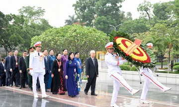 Đoàn đại biểu tham dự Đại hội Mặt trận Tổ quốc Việt Nam vào Lăng viếng Chủ tịch Hồ Chí Minh