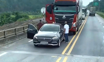 Dừng xe phân bua trên cao tốc, tài xế Mercedes bị phạt 13 triệu đồng