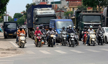 Hà Nội: Thị trường đồ chống nắng tăng nhiệt, hàng trôi nổi len lỏi