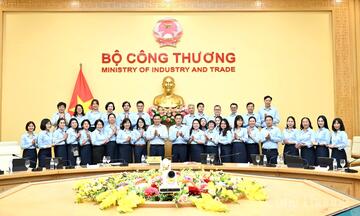 Bộ trưởng Lê Mạnh Hùng làm việc với Vụ Kế hoạch, Tài chính và Quản lý doanh nghiệp