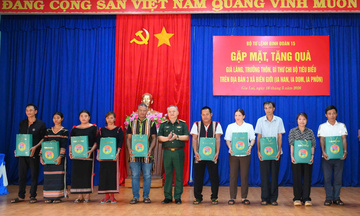 Gia Lai: Tặng quà già làng, trưởng thôn góp sức giữ bình yên biên giới