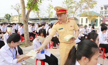 Đội CSGT đường bộ cao tốc số 4 tăng cường truyên truyền trật tự an toàn giao thông