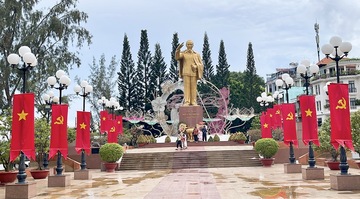 Cần Thơ: Rực rỡ cờ hoa mừng sinh nhật Bác trên nhiều tuyến phố 