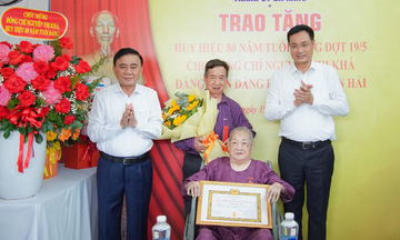 Thường trực Ban Bí thư Trần Cẩm Tú trao Huy hiệu 80 năm tuổi Đảng