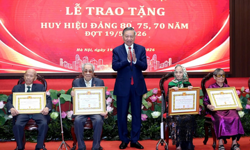 Tổng Bí thư, Chủ tịch nước Tô Lâm dự Lễ trao tặng Huy hiệu Đảng tại Hà Nội