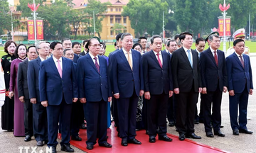 Lãnh đạo Đảng, Nhà nước vào Lăng viếng Bác nhân dịp kỷ niệm 136 năm ngày sinh của Người