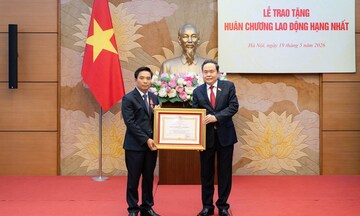 Trao Huân chương Lao động Hạng Nhất tặng Phó Chủ tịch Quốc hội Nguyễn Doãn Anh