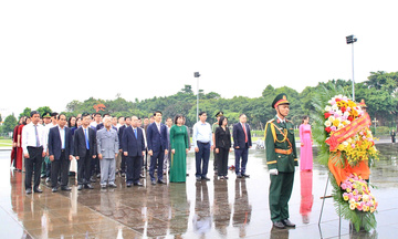 Gia Lai dâng hoa, dâng hương kỷ niệm 136 năm Ngày sinh Chủ tịch Hồ Chí Minh