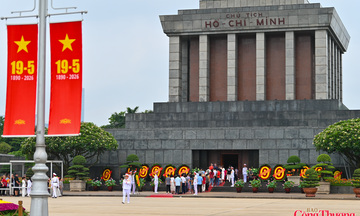 Tháng 5, dòng người đi trong thương nhớ