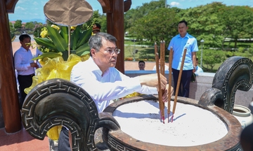 Thủ tướng Lê Minh Hưng tưởng niệm các anh hùng liệt sĩ tại các 'địa chỉ đỏ' ở Quảng Trị
